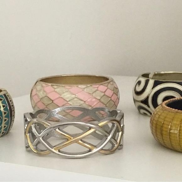 5 Women’s Bracelets - Picture 3 of 9